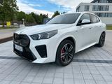 BMW iX2 30 M-Paket H&K,HUD, AHK  u.s.w - weiße BMW iX2