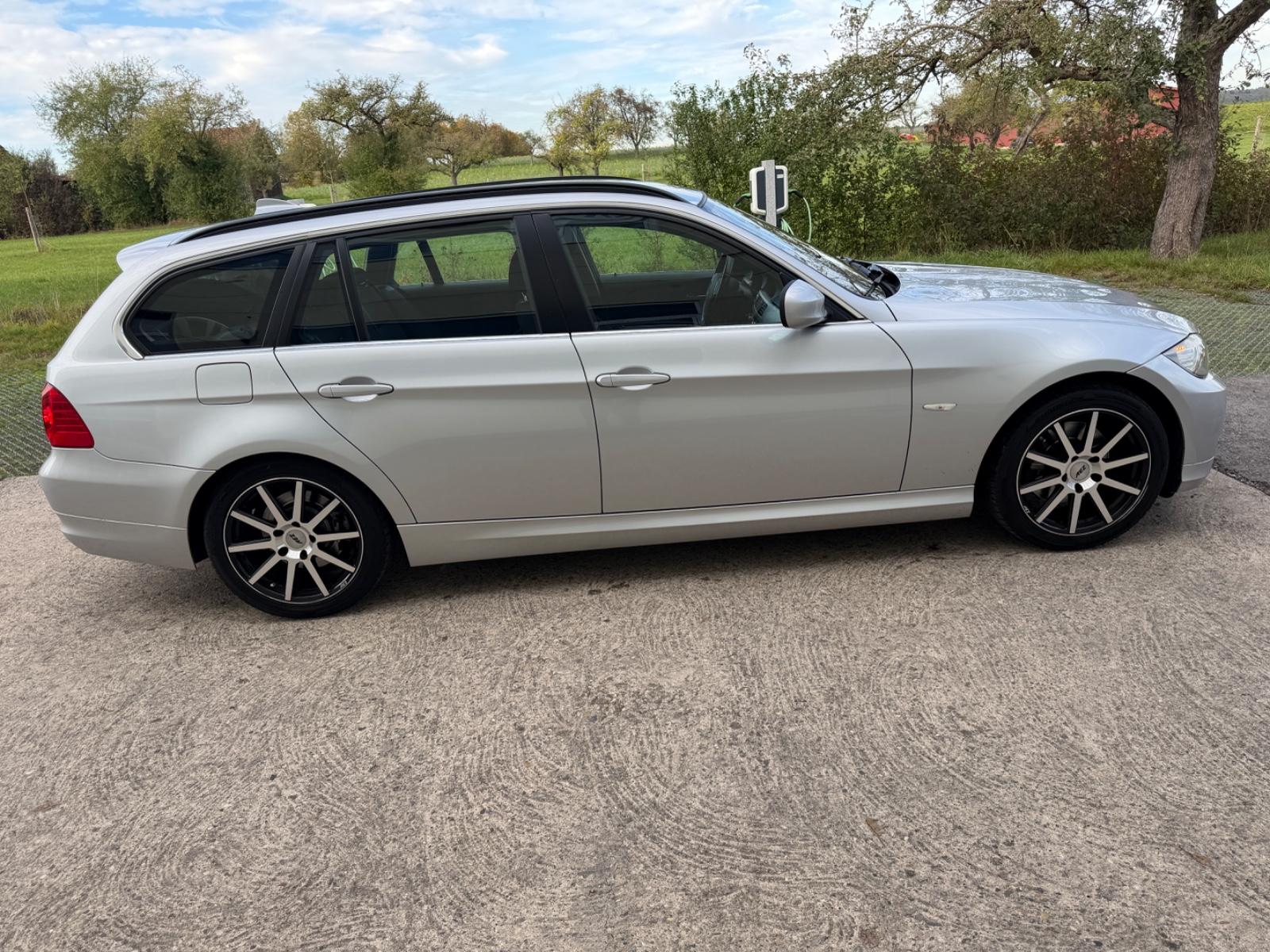 BMW 325 TOURING AUT*XEN*AHK*2.HAND*NAVI* | 218 ch | BVA | BMW 325I TOURING AUT | ATTELAGE