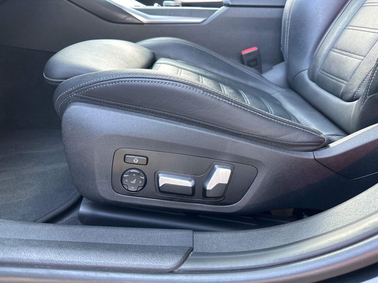 Fahrzeugabbildung BMW 320d Touring M-Sport NAV+LED+PANO+SHZ+PDC+DAB