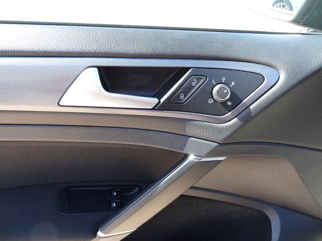 Fahrzeugabbildung Volkswagen Golf VII Lim. Lounge/1.Hd/38TKM/Xenon/PDC/