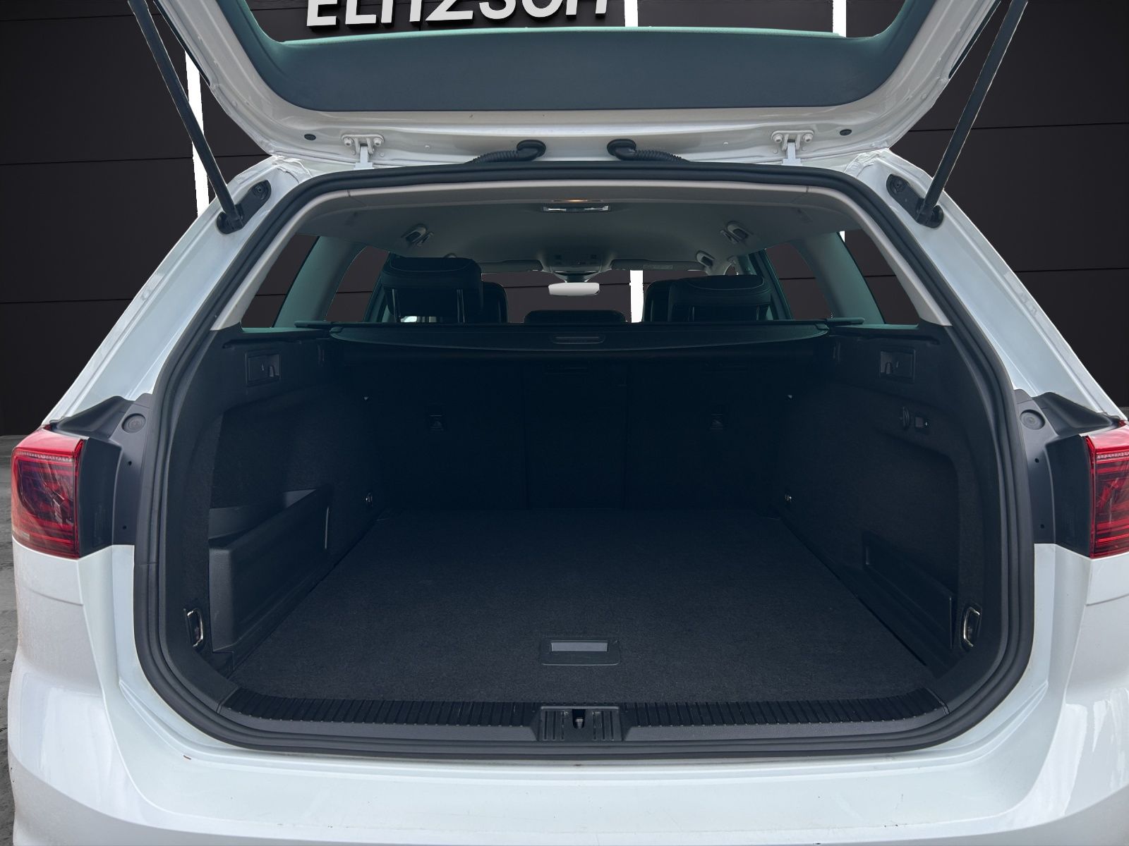 Fahrzeugabbildung Volkswagen Passat Variant Elegance TDI DSG IQ.Light ACC AHK