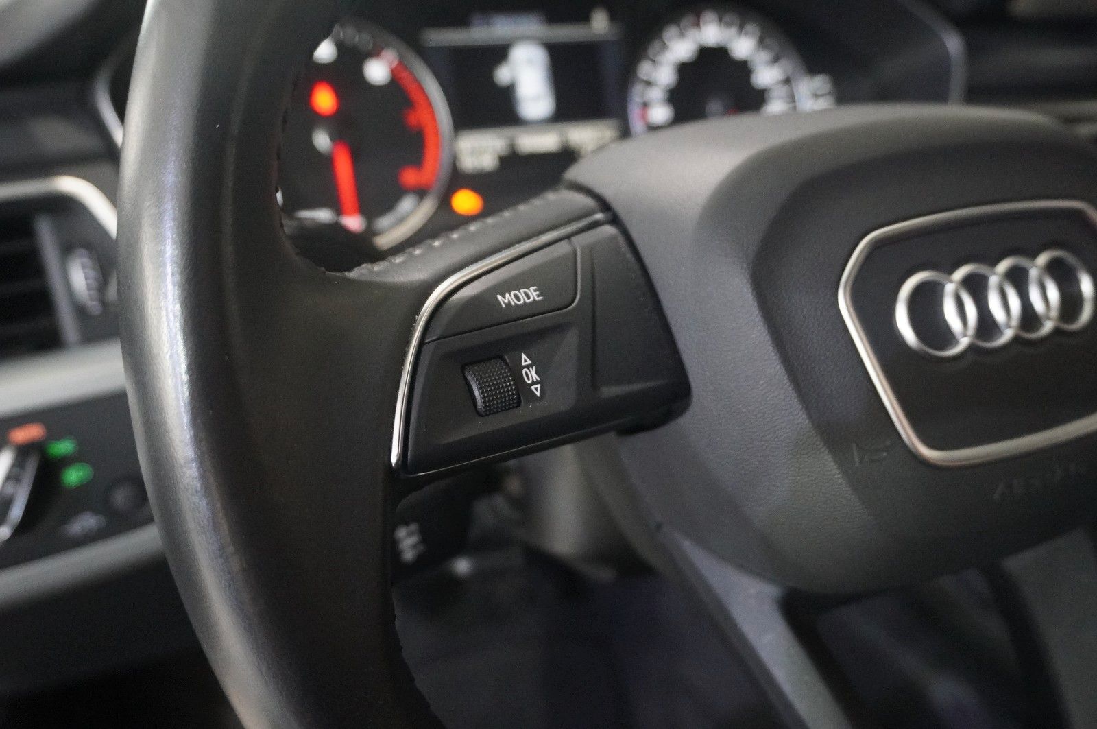 Fahrzeugabbildung Audi A4 Avant 2.0 TFSI ULTRA SPORT NAVI/LED/SHZ/PDC