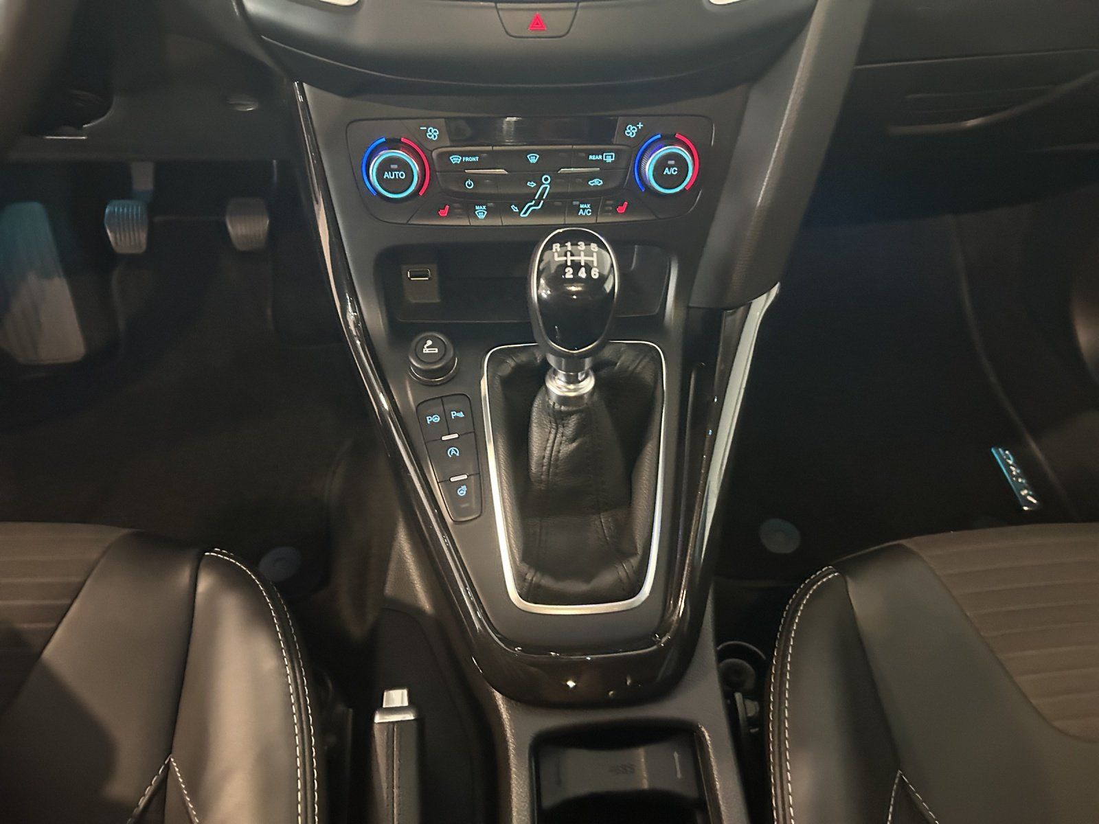Fahrzeugabbildung Ford Focus Titanium 1,5 TDCi Lim 5-Tg/AHK