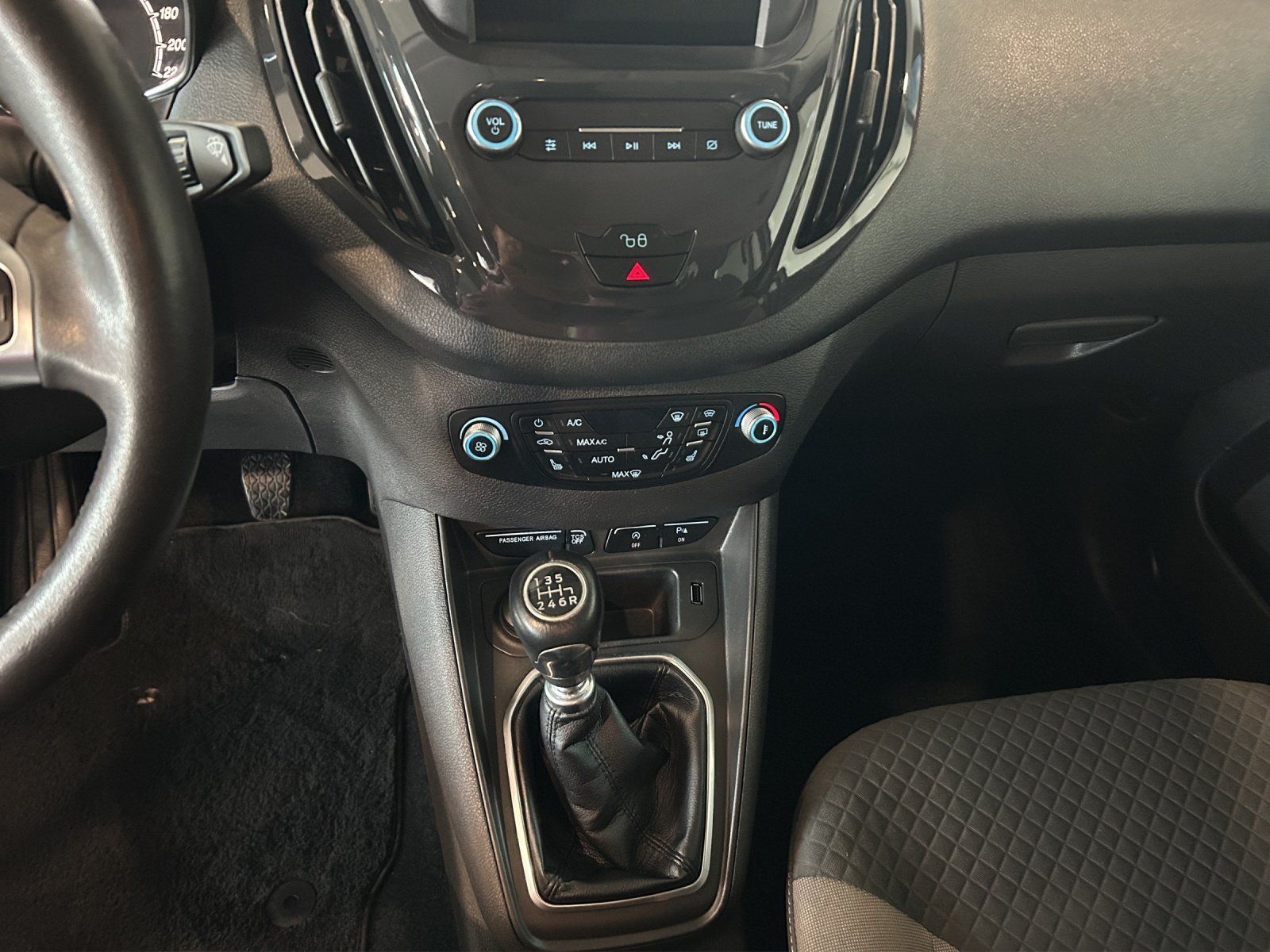 Fahrzeugabbildung Ford Tourneo Courier Titanium