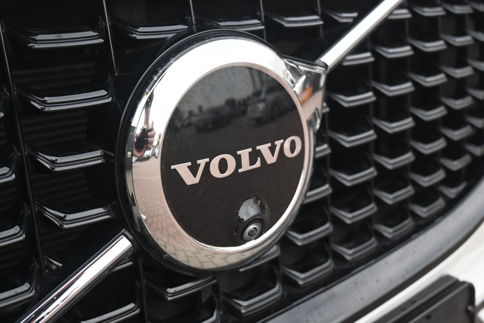 Fahrzeugabbildung Volvo XC60 B4 Benzin FWD Plus Dark*STHZG*360°*ACC*AHK