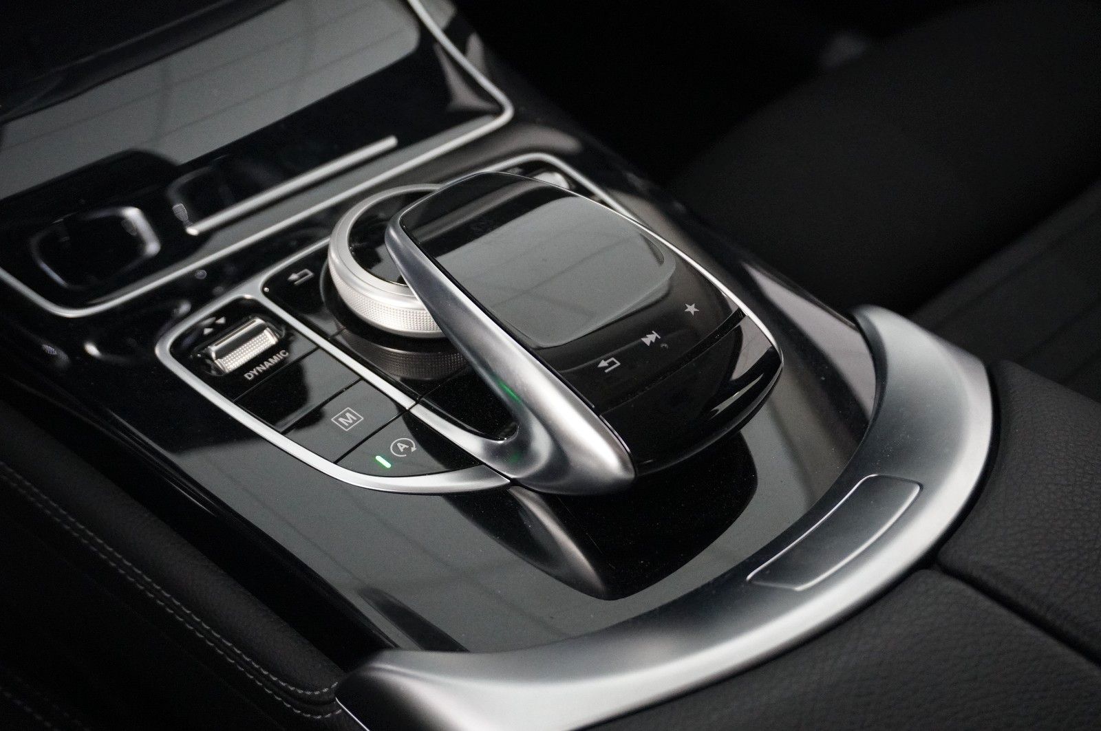 Fahrzeugabbildung Mercedes-Benz GLC 220D EXCLUSIVE 4-MATIC NAVI/LED/SHZ/TEMP/AHK