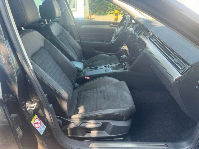 Fahrzeugabbildung Volkswagen Passat Variant Elegance LED AHK LEDER