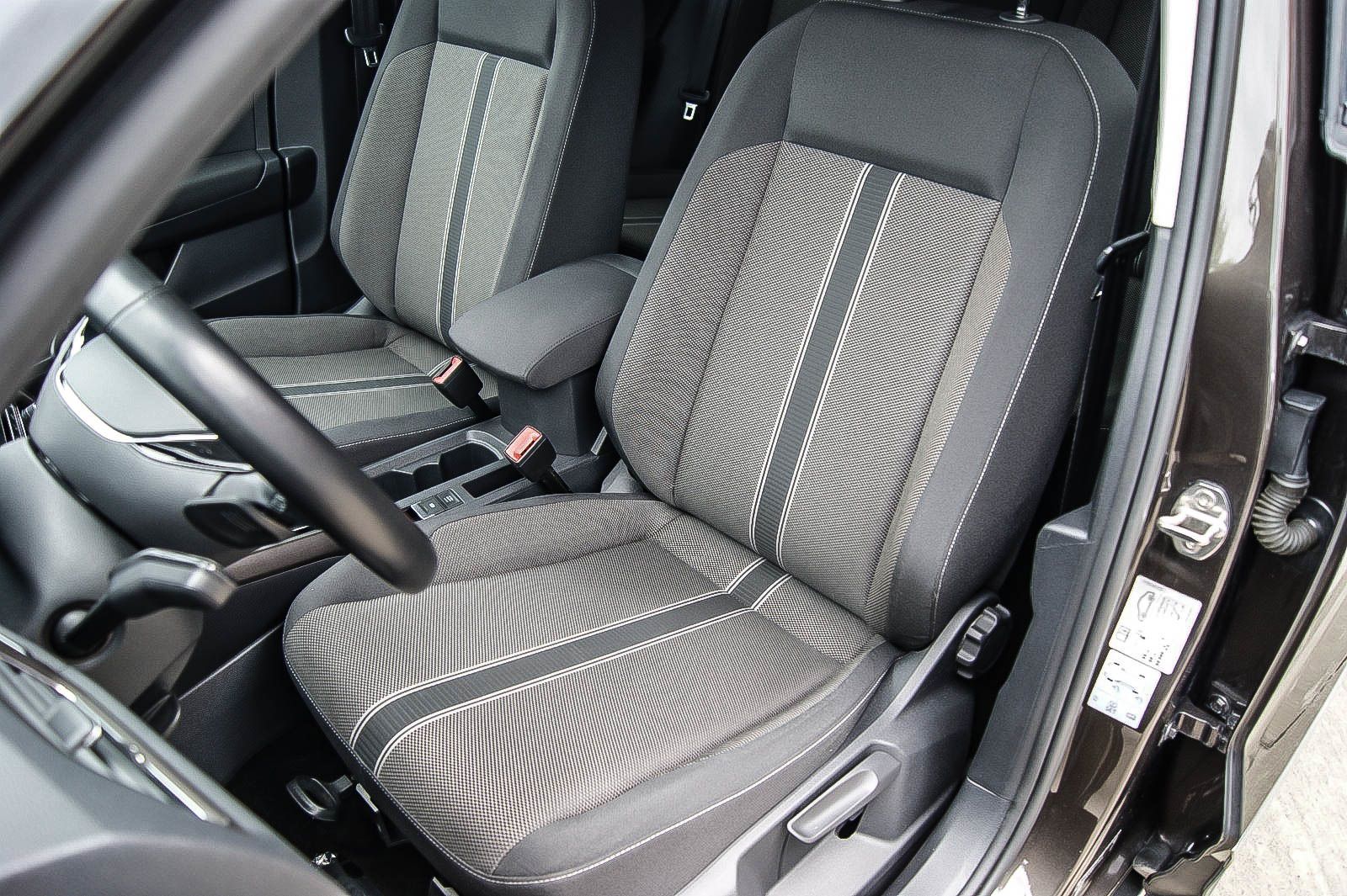Fahrzeugabbildung Volkswagen T-Roc 15TSI DSG Style STHZG NAVI KAMERA 1HAND AC