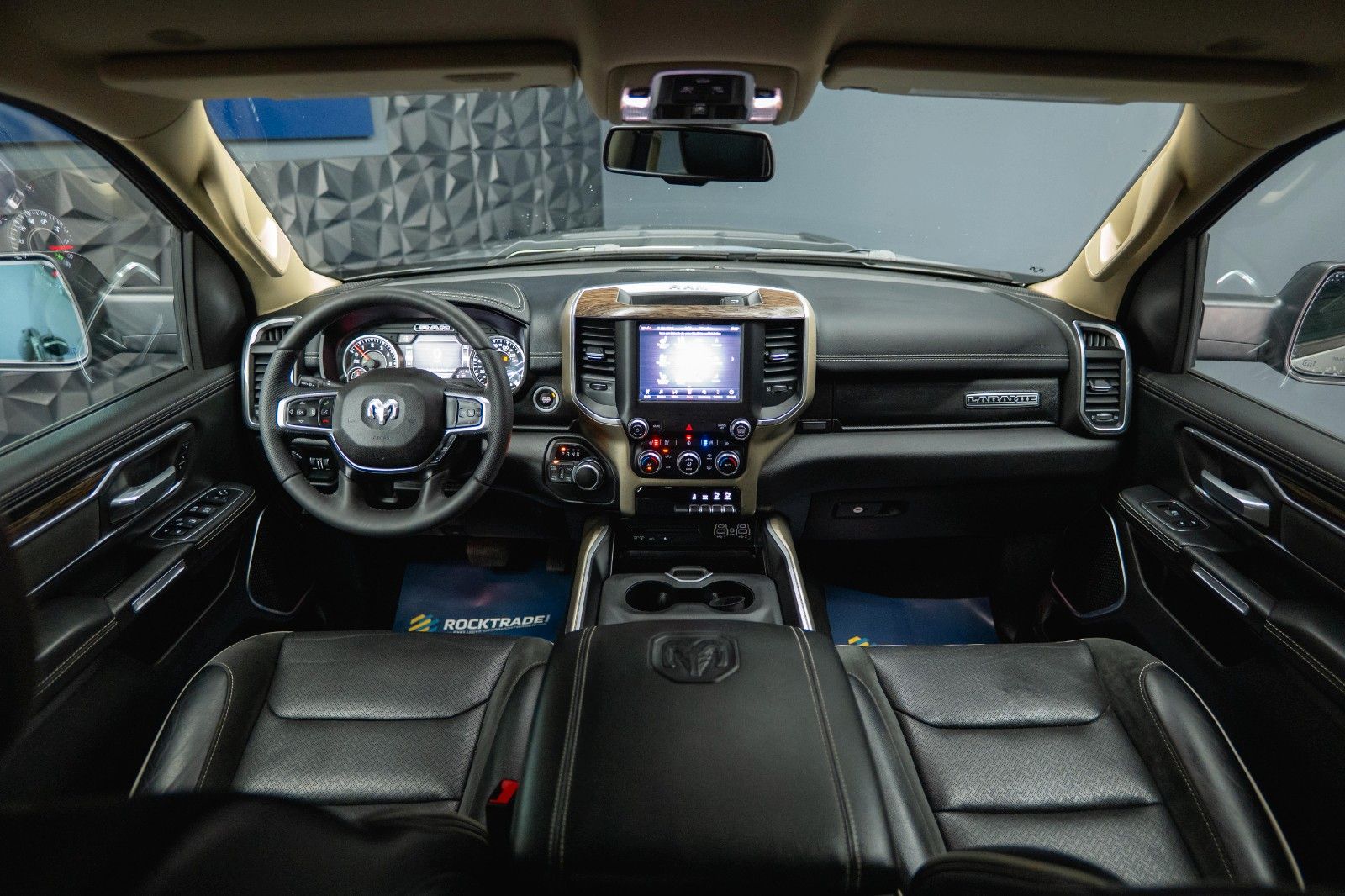 Fahrzeugabbildung Dodge RAM 5.7 V8 HEMI 4x4 NIGHT-Edition LARAMIE *LED*