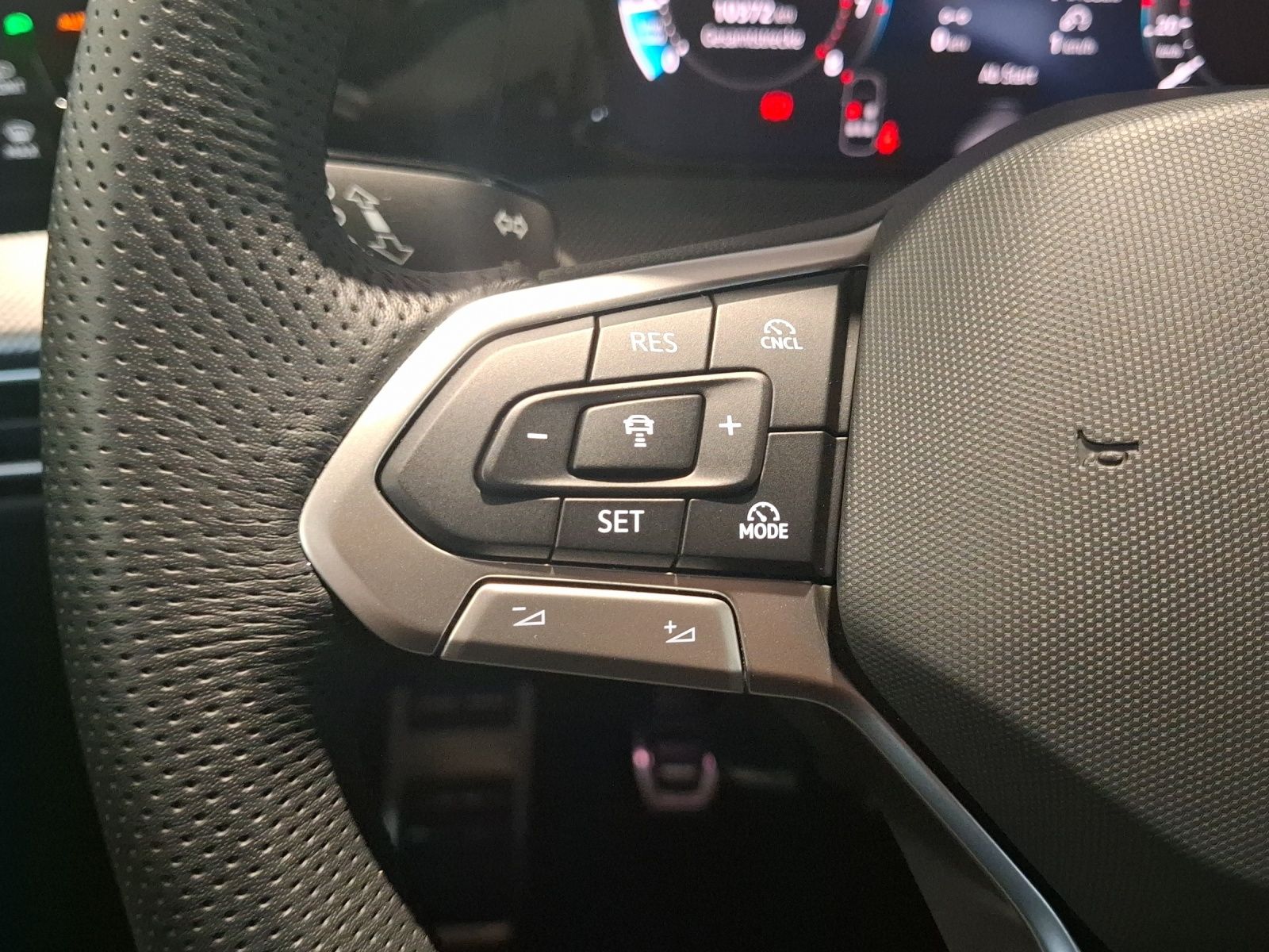 Fahrzeugabbildung Volkswagen Golf VIII Variant TSI R-Line Standhzg. LEDplus N