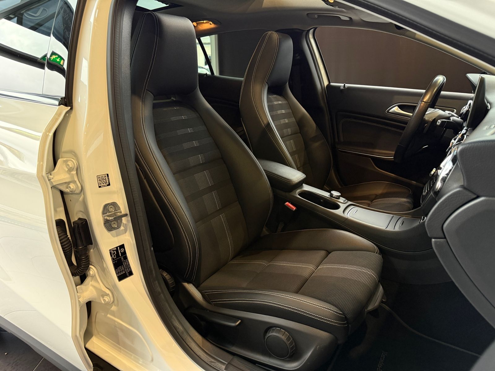 Fahrzeugabbildung Mercedes-Benz GLA 200 Night PANO LED NAVI