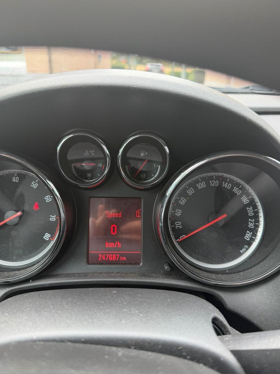 Opel Astra 2012 — interior