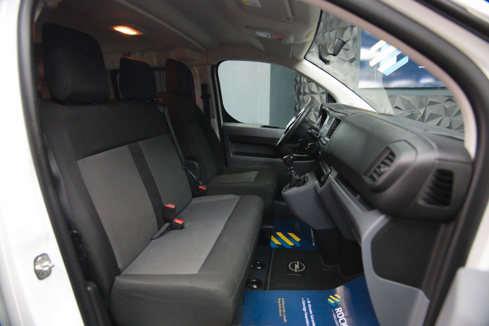 Fahrzeugabbildung Opel Vivaro Kombi S | 9 Sitze | Klima | DAB | TÜV NEU