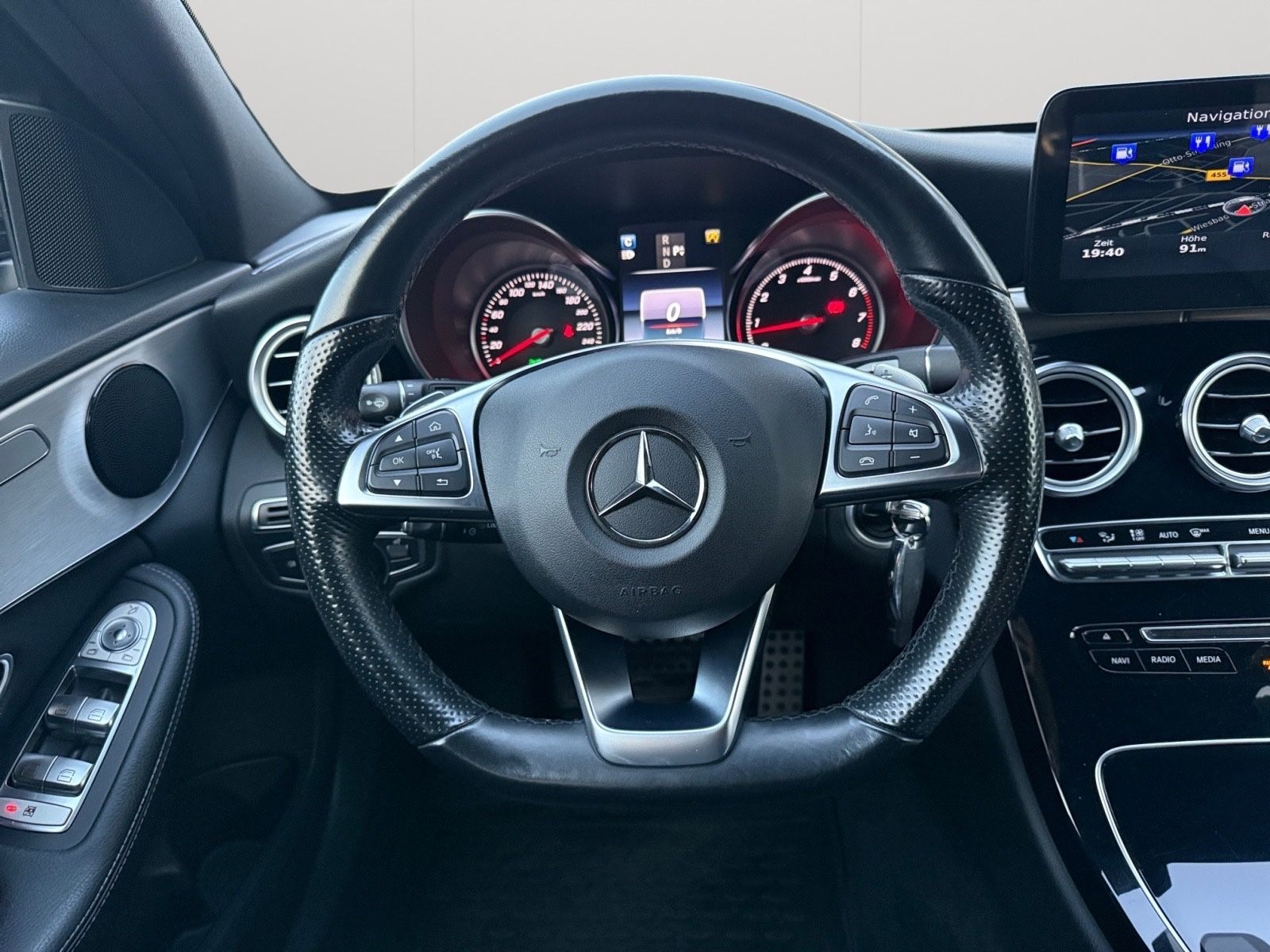 Fahrzeugabbildung Mercedes-Benz C 200 AMG Line Autom.Leder/R-Kamera/LED/Garantie