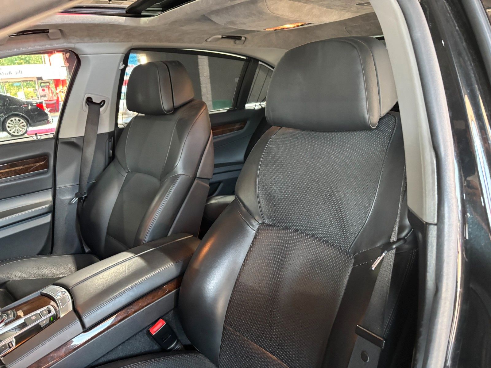 Fahrzeugabbildung BMW 760i L V12/MASSAGE/MEMORY/HUD/SCHIEBEDACH/KAMERA