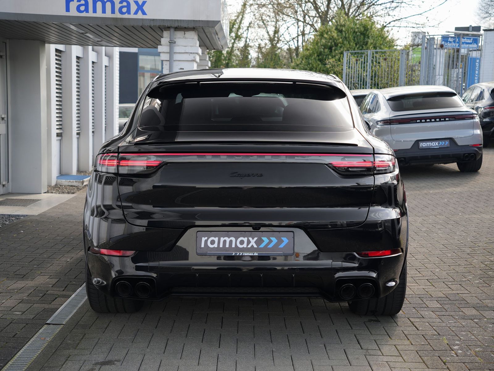 Porsche E-Hybrid Coupé SPORTDESIGN-PAKET-SPORTABGAS.-22" foto 3