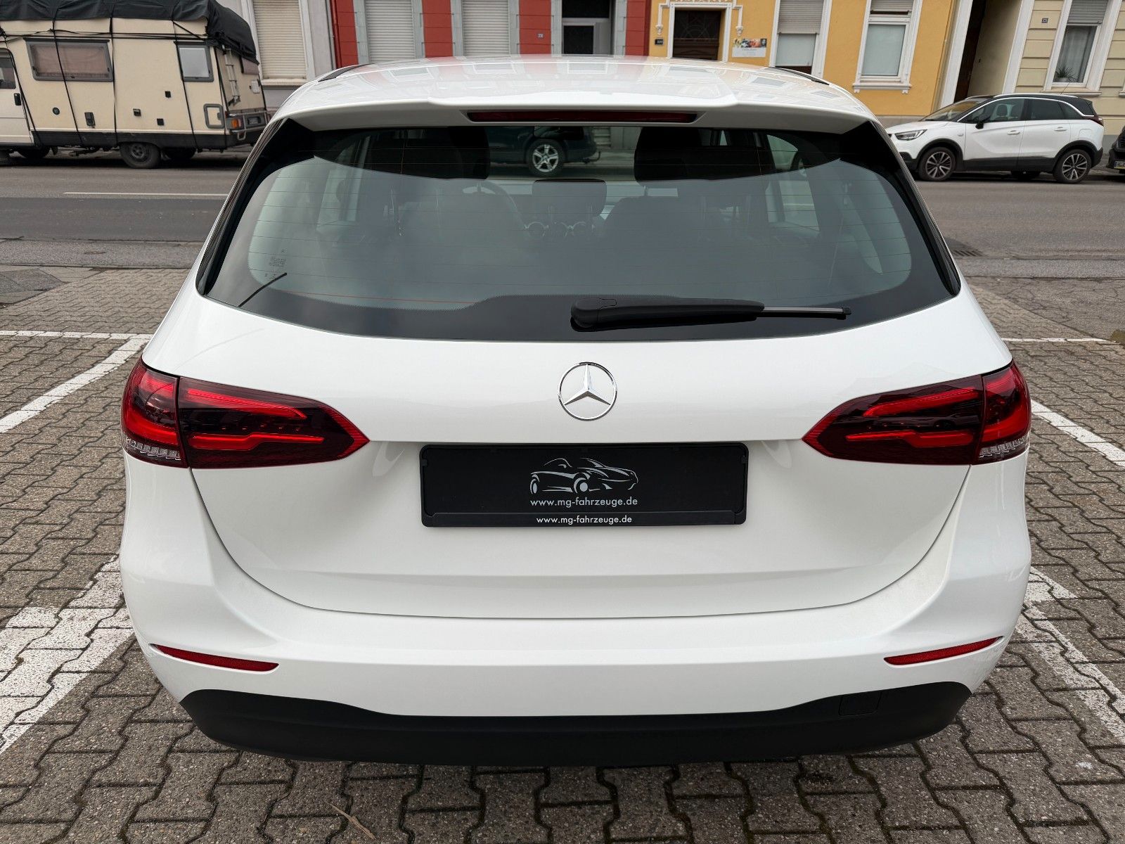 Fahrzeugabbildung Mercedes-Benz B 180 AUTOMATIK LED TEMPOMAT DAB 1-HAND MBUX