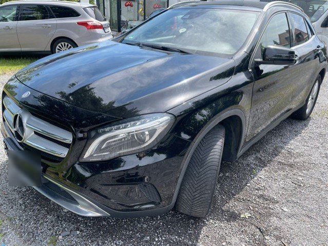 MERCEDES-BENZ GLA 220
