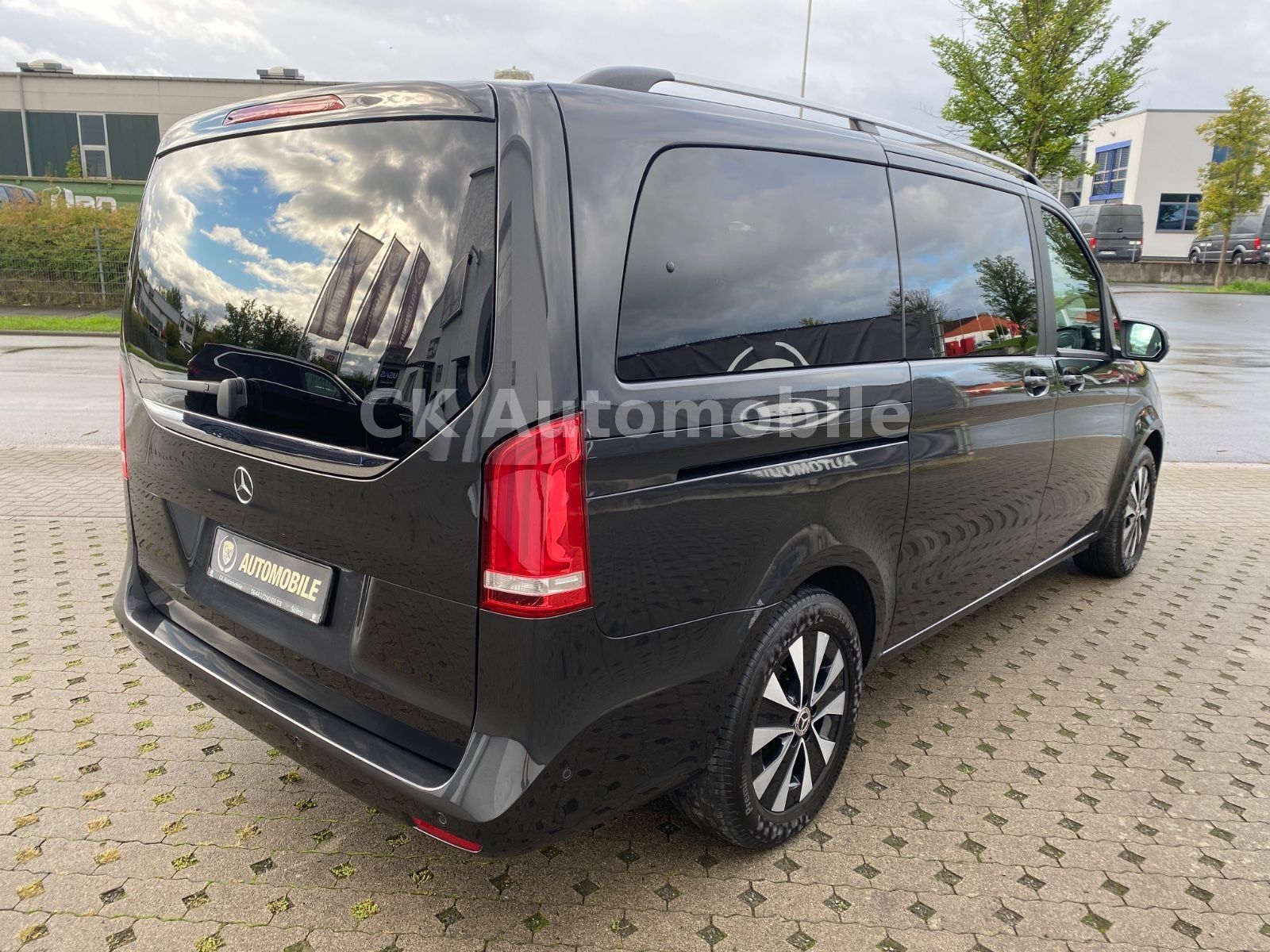 Fahrzeugabbildung Mercedes-Benz V 300 d EDITION 4MATIC lang/7Sitze/Navi/Kam./LED