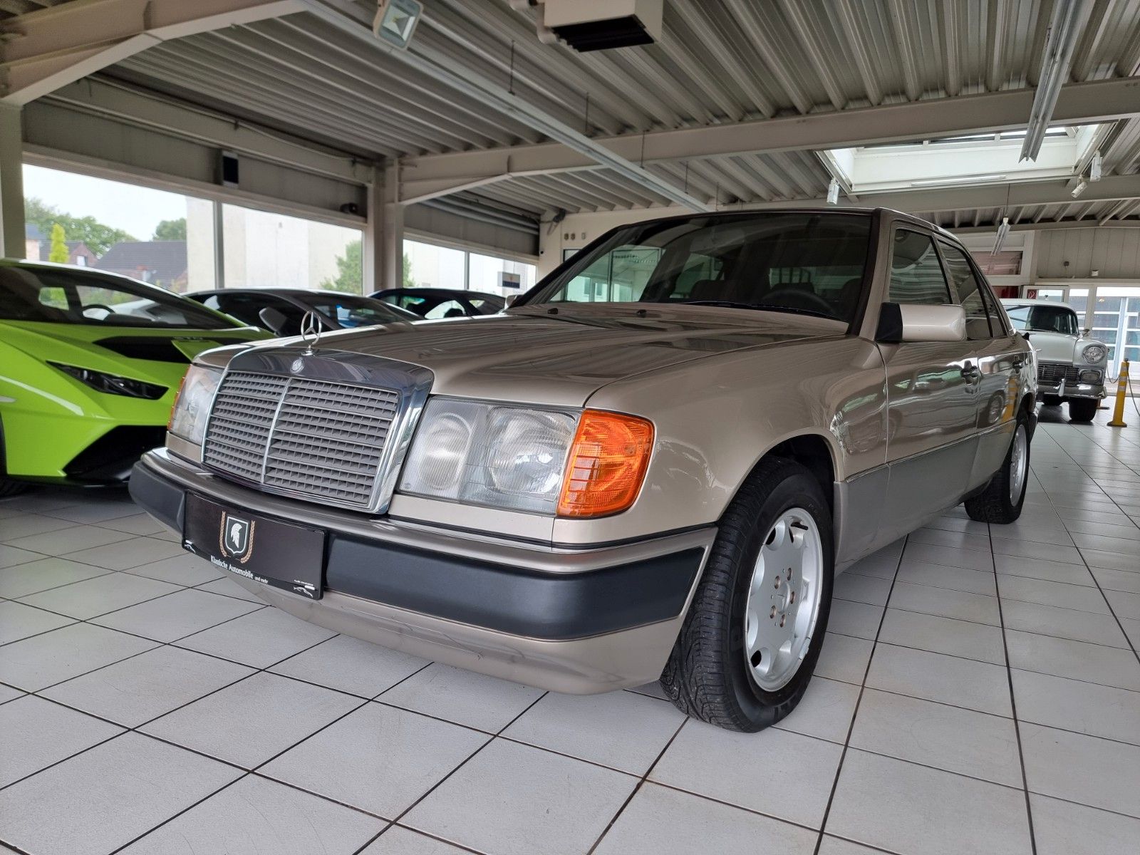Fahrzeugabbildung Mercedes-Benz 230 E/Schiebedach/AHK/H-Zul./Sehr schöner Zust.