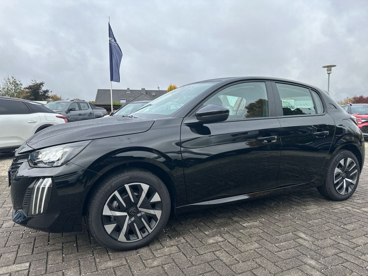 Fahrzeugabbildung Peugeot 208 Style Elektro 156 Navi LED Klimaautom SHZ