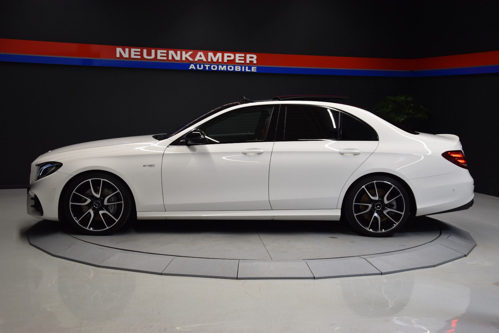Fahrzeugabbildung Mercedes-Benz E43 AMG 4Matic Limousine Pano Burmeser Night 20"