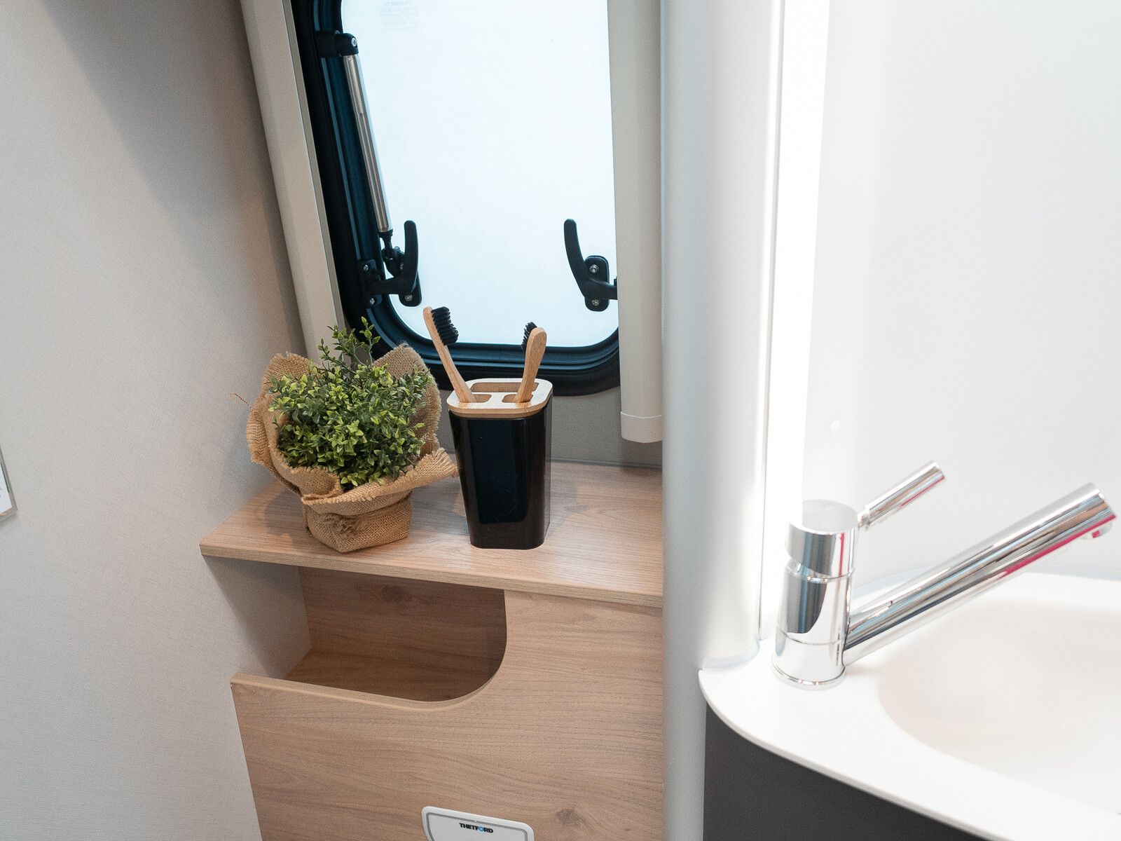 Fahrzeugabbildung Dethleffs Globetrail 640 ES Fiat Rahmenfenster/Heckauszug