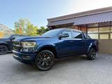 Dodge V8*4X4*PANO*12"RADIO*El.-TRITT*AHK*NAVI*GARANTIE - blaue Dodge RAM