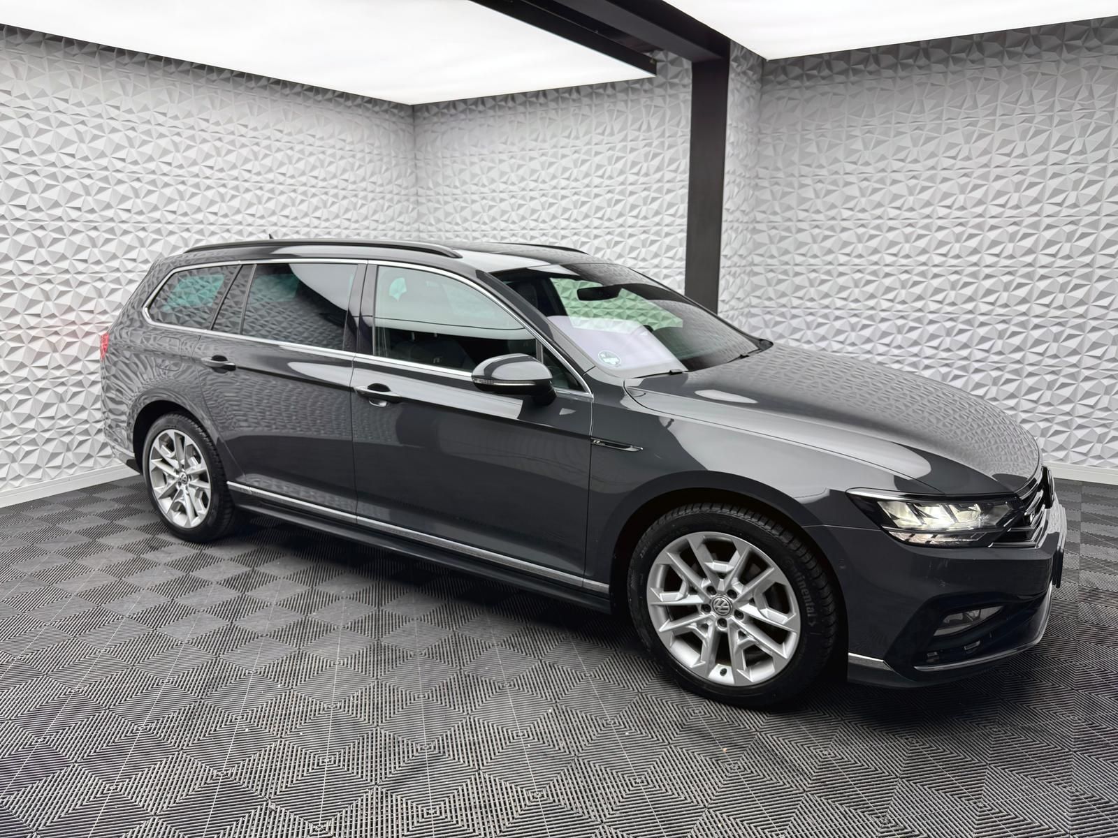 Fahrzeugabbildung Volkswagen PASSAT 2.0 TDI R-LINE/4MOTION/AHK/PANO/360°/ACC