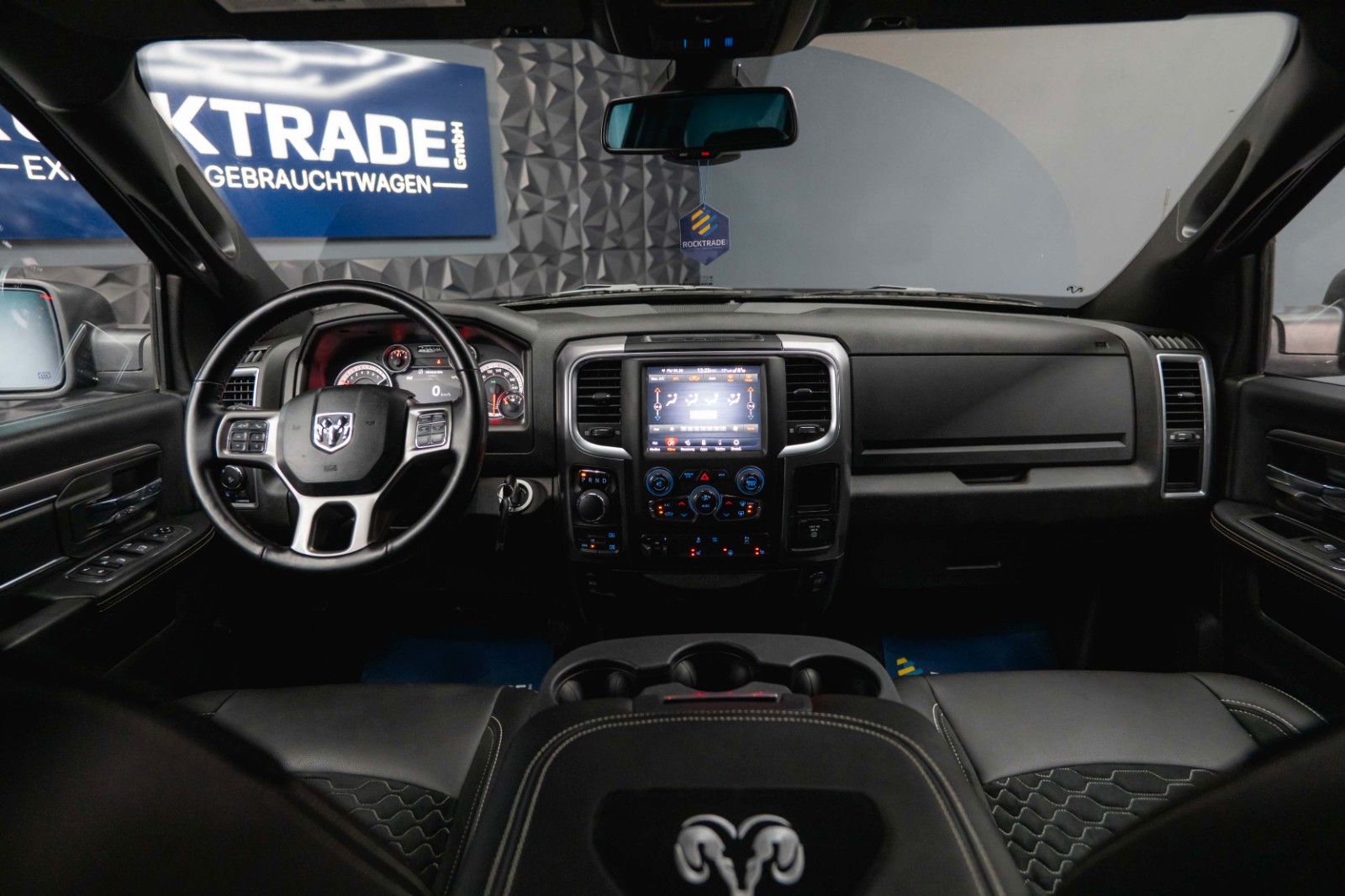 Fahrzeugabbildung Dodge RAM 5.7 V8 HEMI 4x4 OFFROAD Night-Paket *LED*