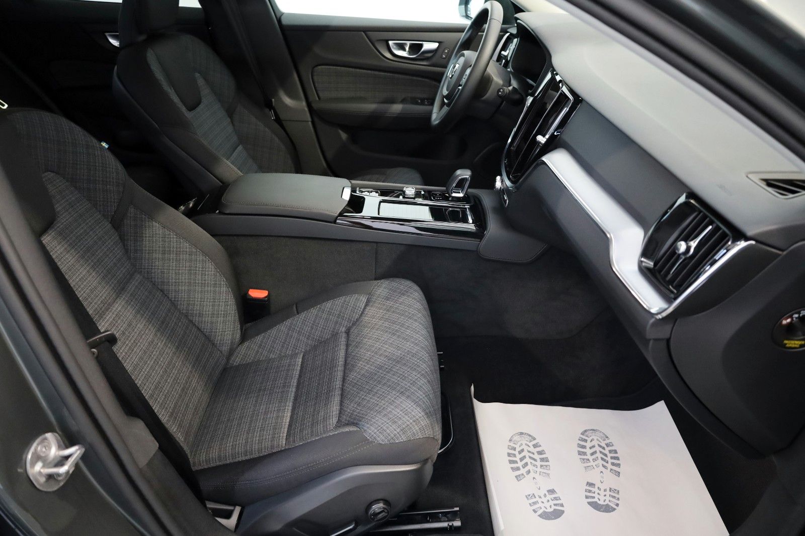 Fahrzeugabbildung Volvo V60 Core T6 Recharge AWD, Navi,Standhz.,AHK e+WR