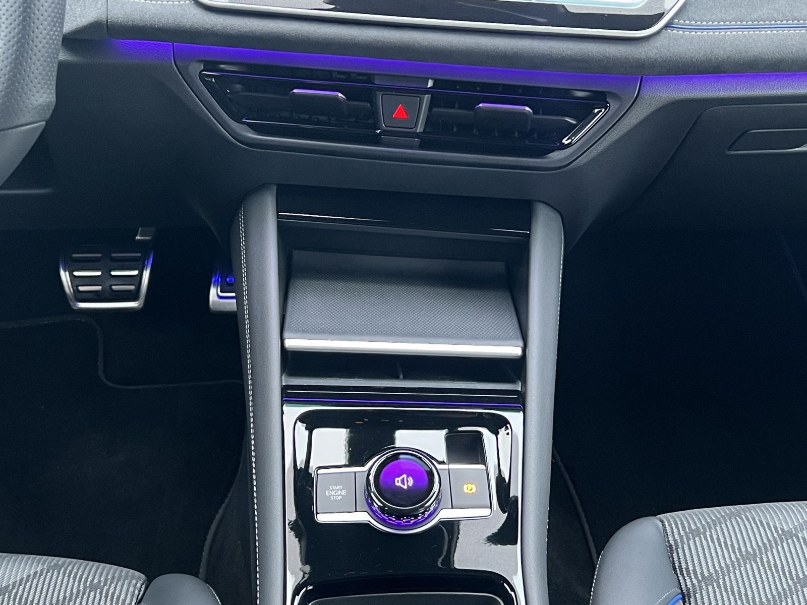 Tayron R-Line 2.0 TDI 4M DSG LED*Pano*AHK