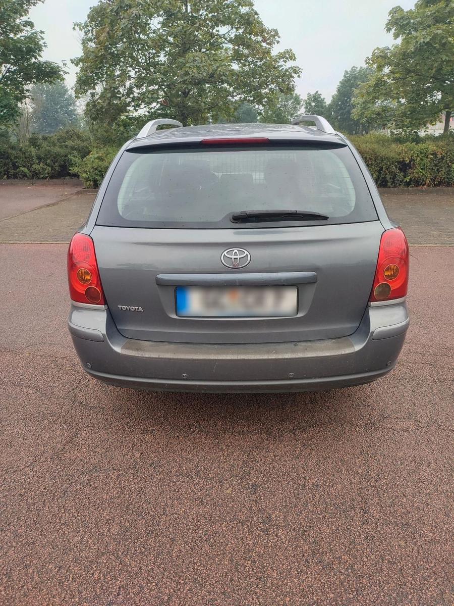Toyota Avensis 2004 — rear view