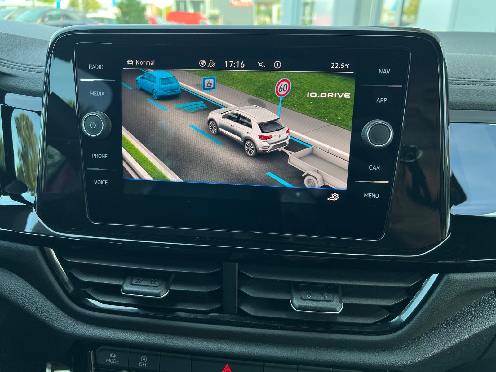 Fahrzeugabbildung Volkswagen T-Roc R-Line 1.5 TSI DSG *Black Style, AHK, LED,