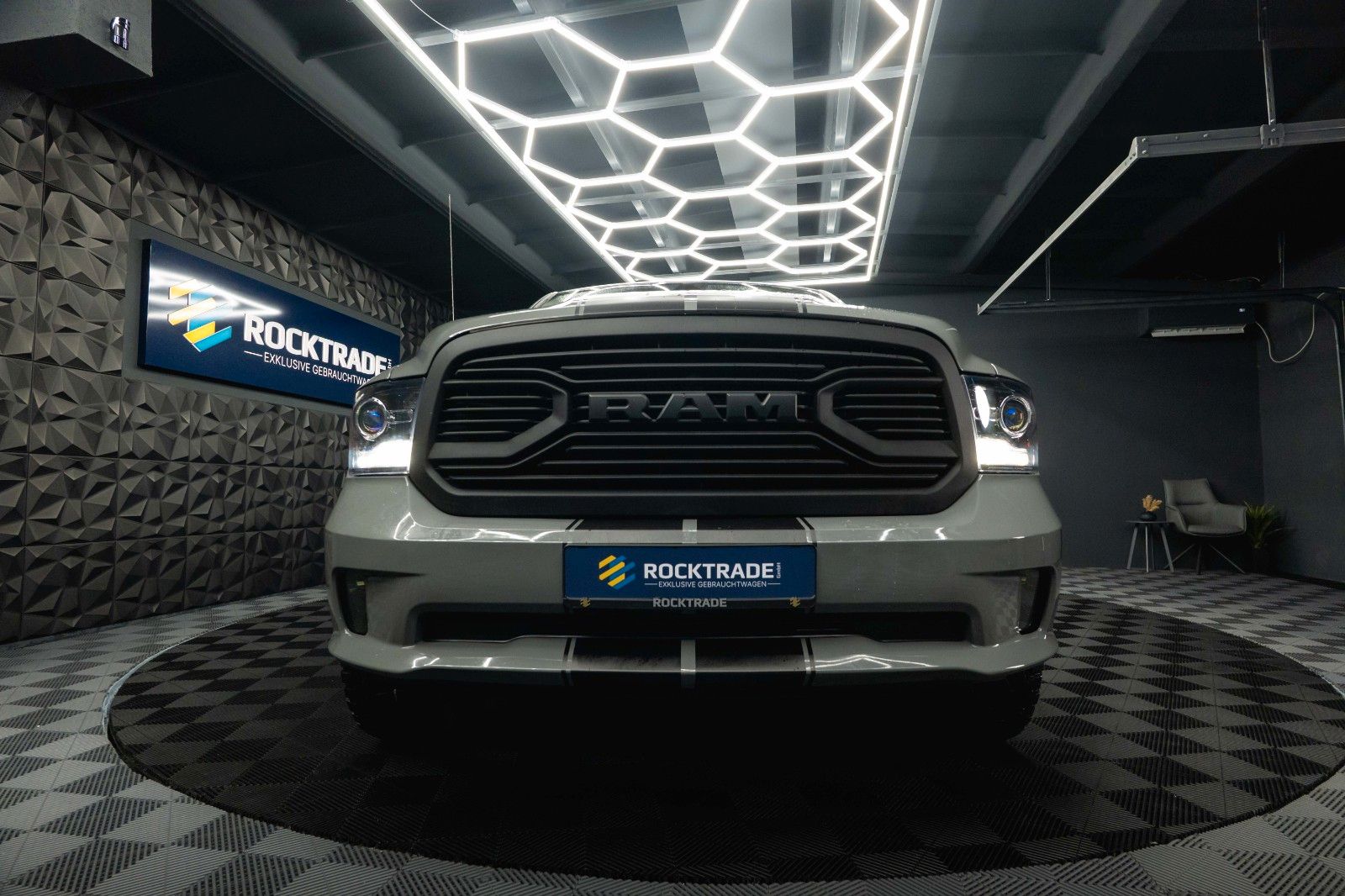 Fahrzeugabbildung Dodge RAM 5.7 V8 HEMI 4x4 OFFROAD Night-Paket LONGBED