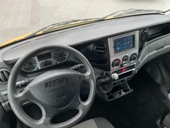 Iveco Großraumkasten mit vielen Teilen