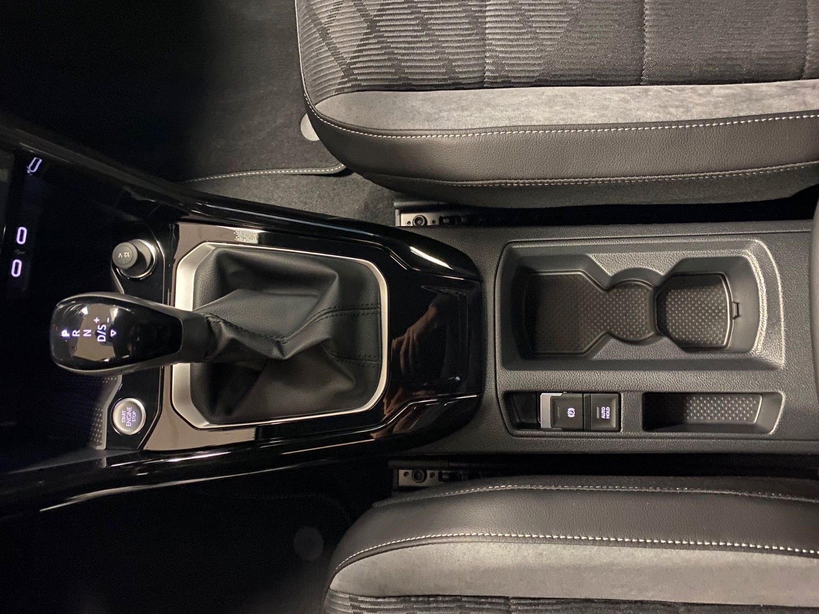 Fahrzeugabbildung Volkswagen T-Roc 1.5 TSI DSG R-Line+ACC+AHK+19"+KAMERA+LED+