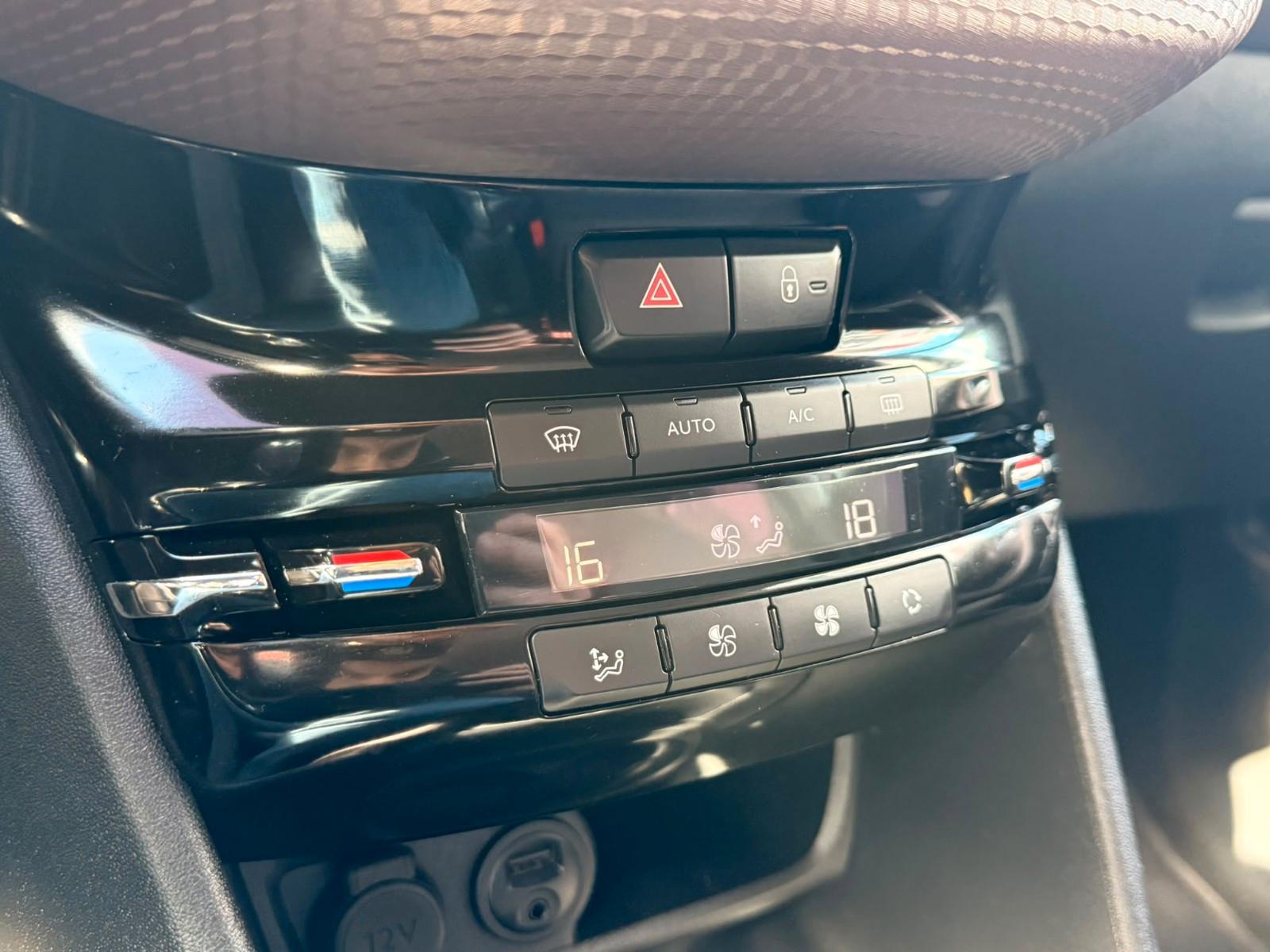 Peugeot 2008 *1.2 Benzin* *Gut gepflegt*
