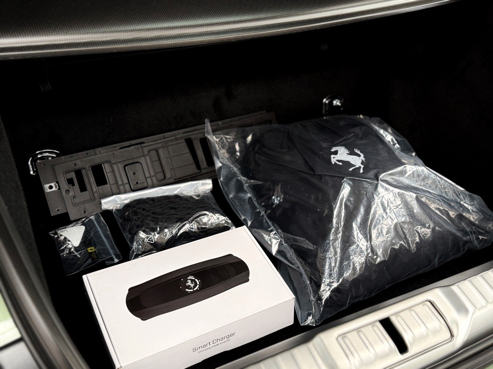 Fahrzeugabbildung Ferrari 12Cilindri + Cabon + Lift + Verde Minerale Metal