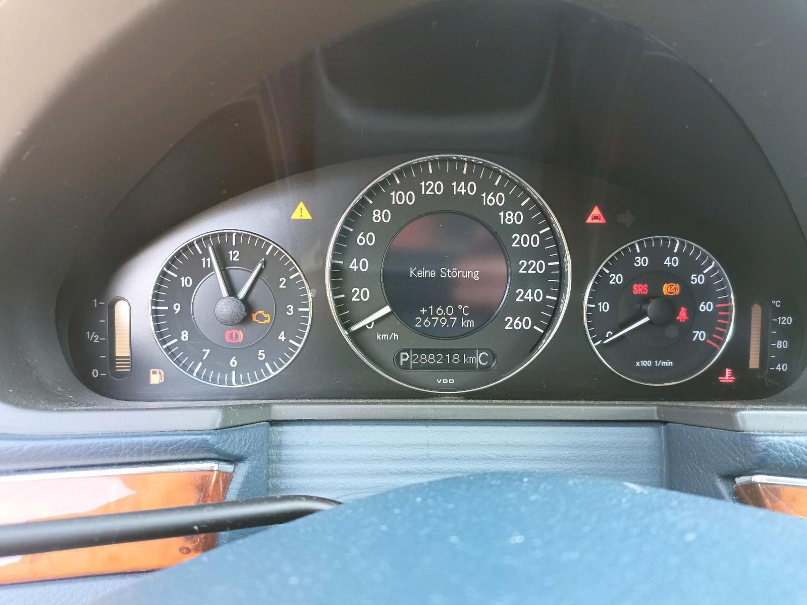 Mercedes-Benz E500 2004 — photo 12