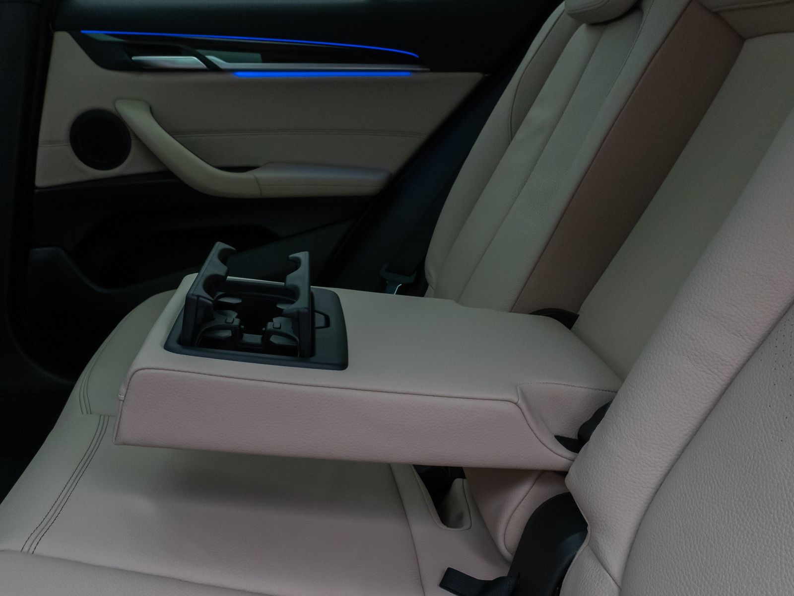 Fahrzeugabbildung BMW X2 xD20d M Sport Panorama Kamera HUD DAB Komfort