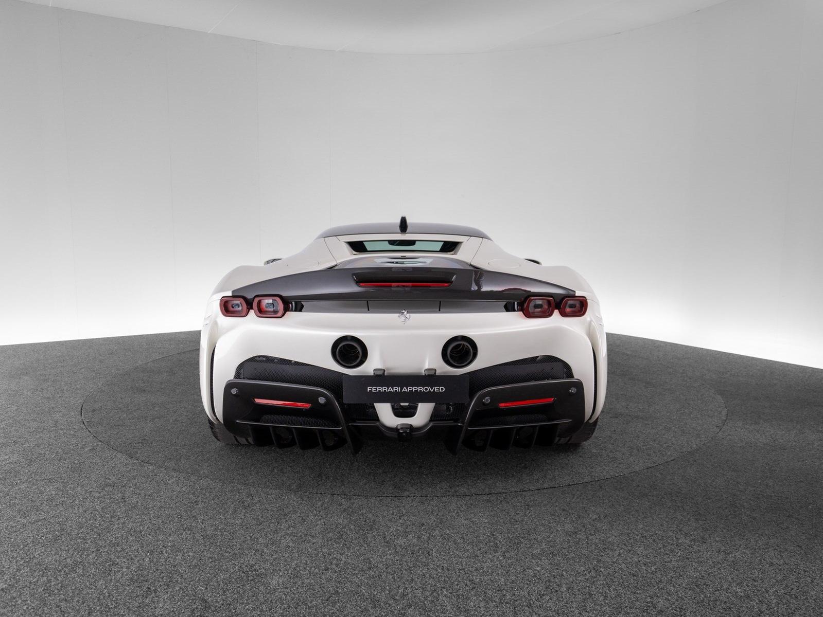 Ferrari SF90 Stradale ASSETTO FIORANO