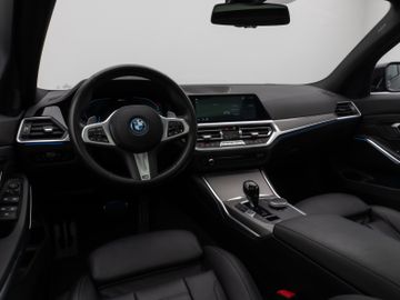 Fahrzeugabbildung BMW 330e M Sport Panorama Kamera HUD DAB HiFi Komfor