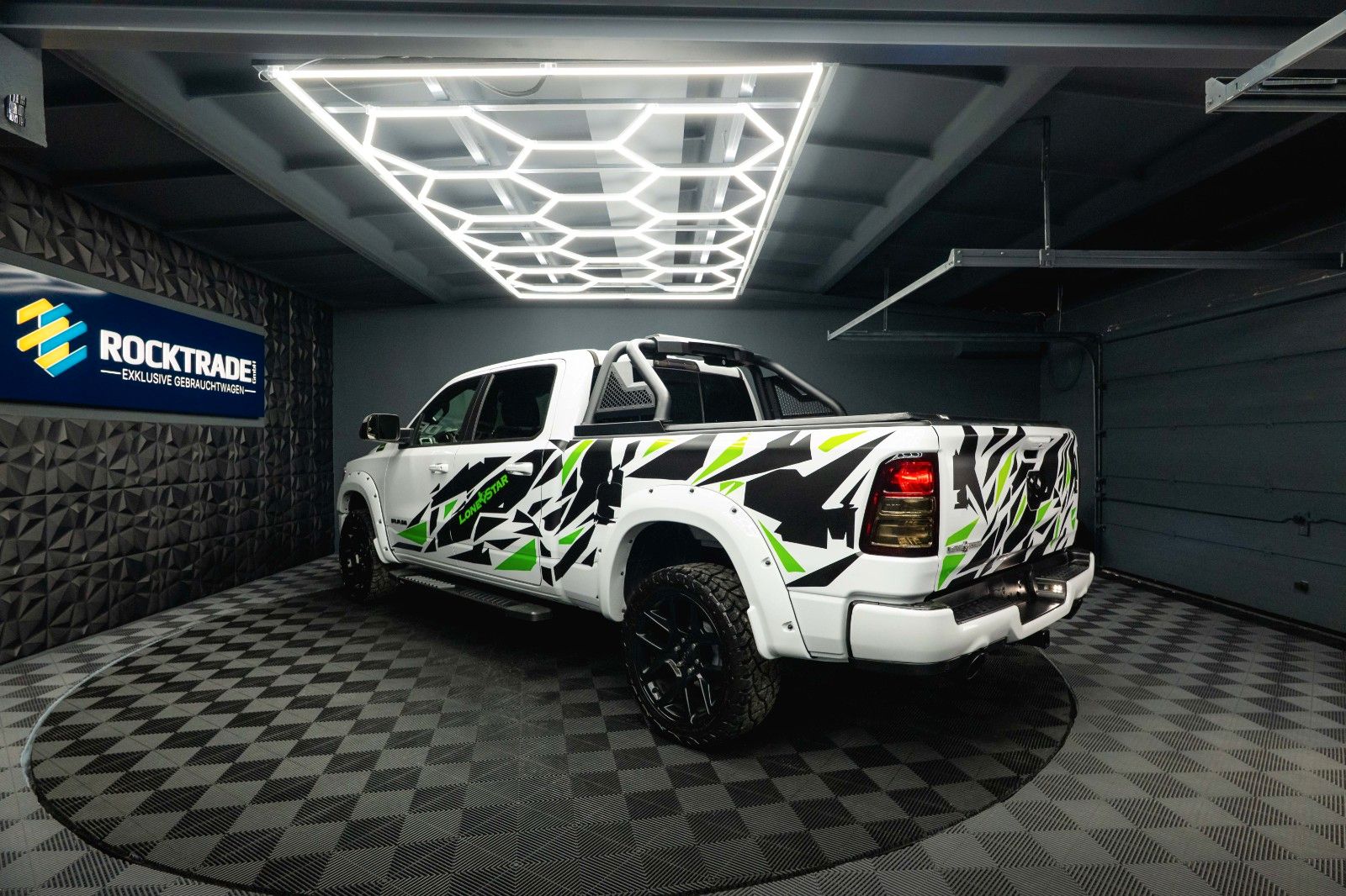 Fahrzeugabbildung Dodge RAM 5.7 V8 HEMI 4x4 OFFROAD Night-Paket LONGBED