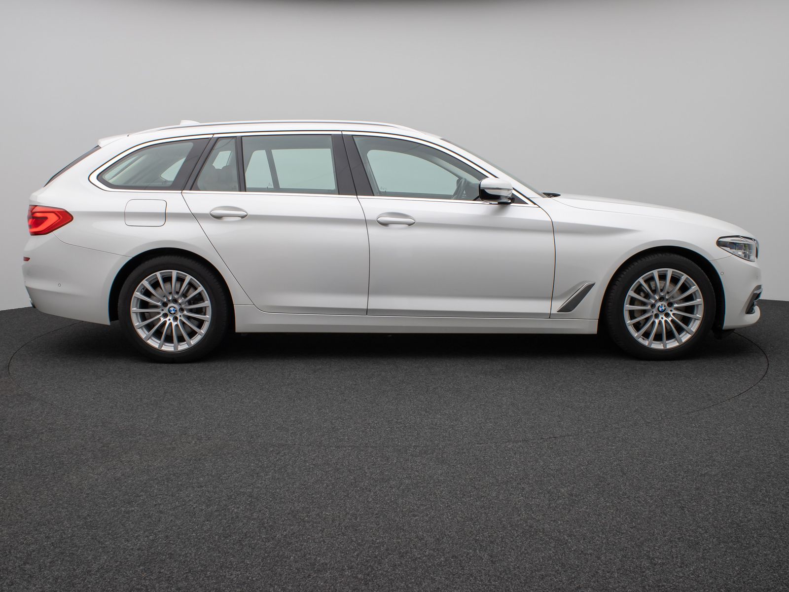 Fahrzeugabbildung BMW 530d xD Luxury Line Panorama Kamera HUD DAB HiFi