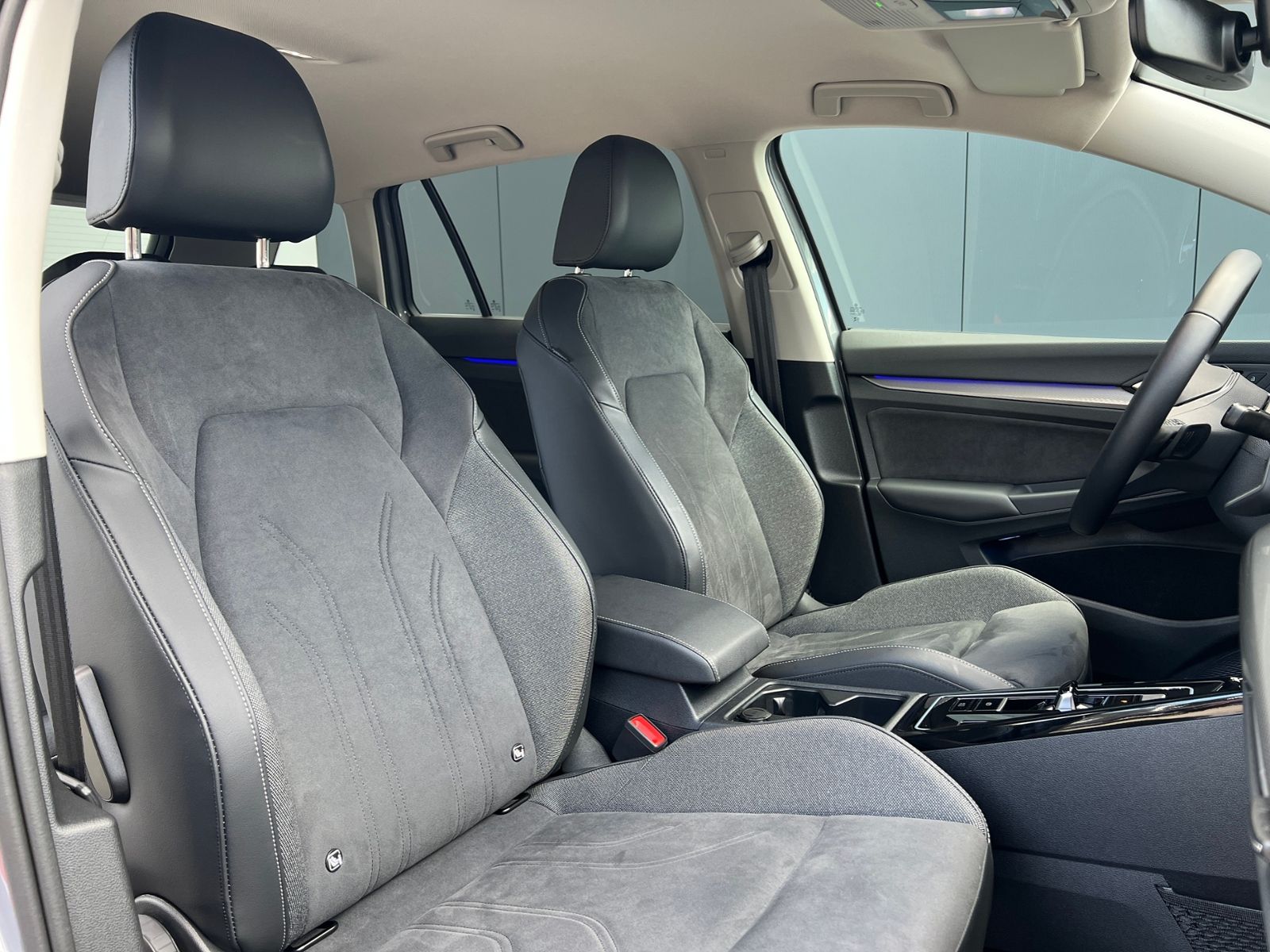 Fahrzeugabbildung Volkswagen Golf VIII Variant Style 1.5 eTSI DSG *LED, ergoA