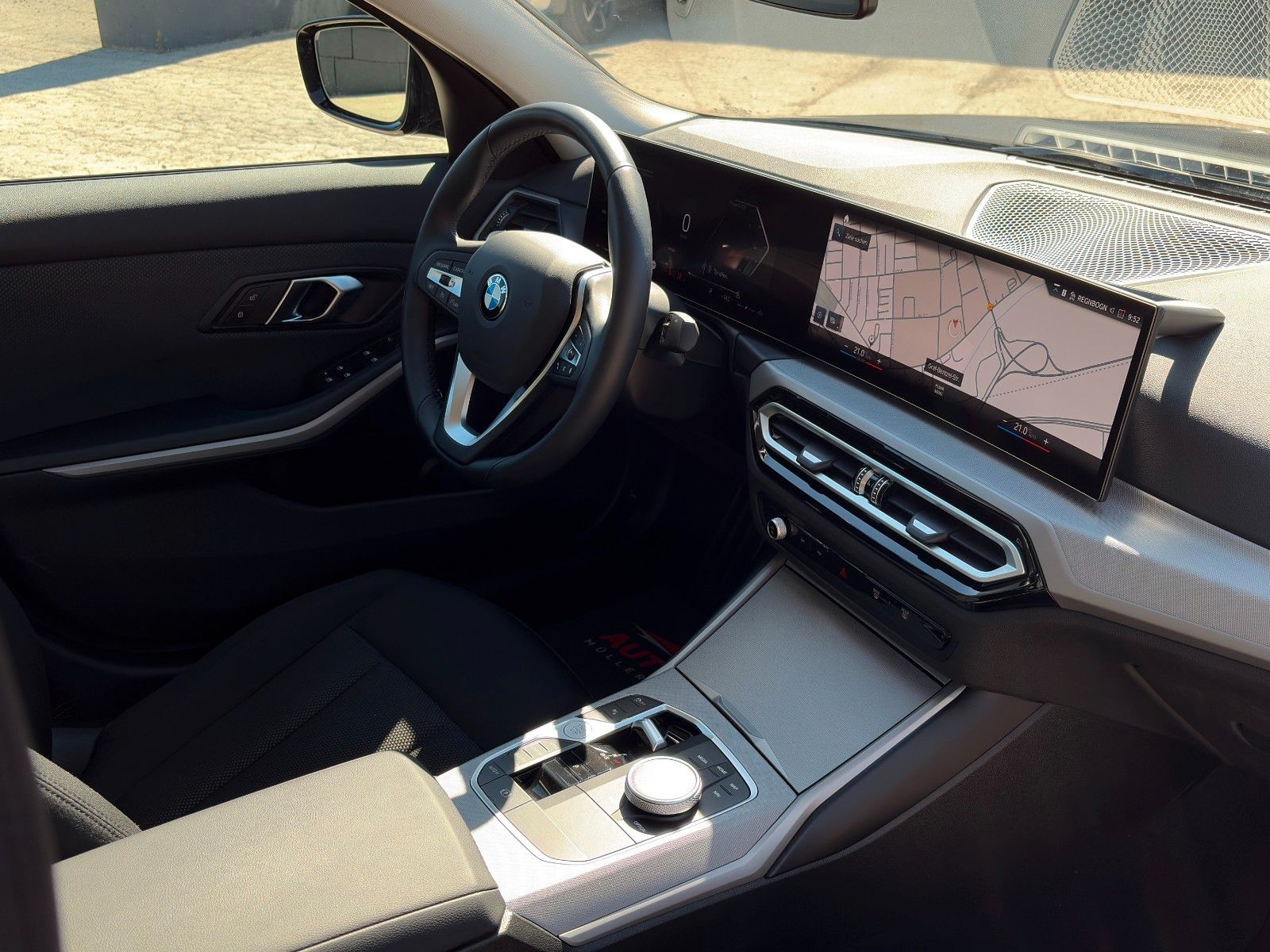 Fahrzeugabbildung BMW 318i Limo Autom. SHZ LED LKA TEMP CarPlay Navi