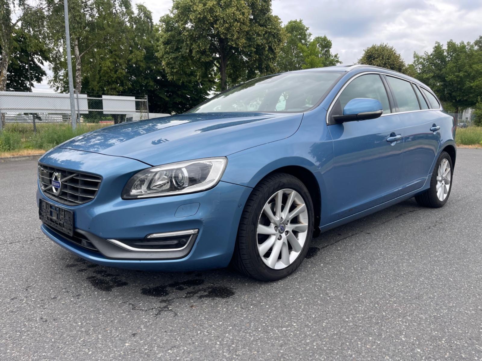 Volvo V60 Kombi Summum Aut-AHK-Leder-Schiebedach