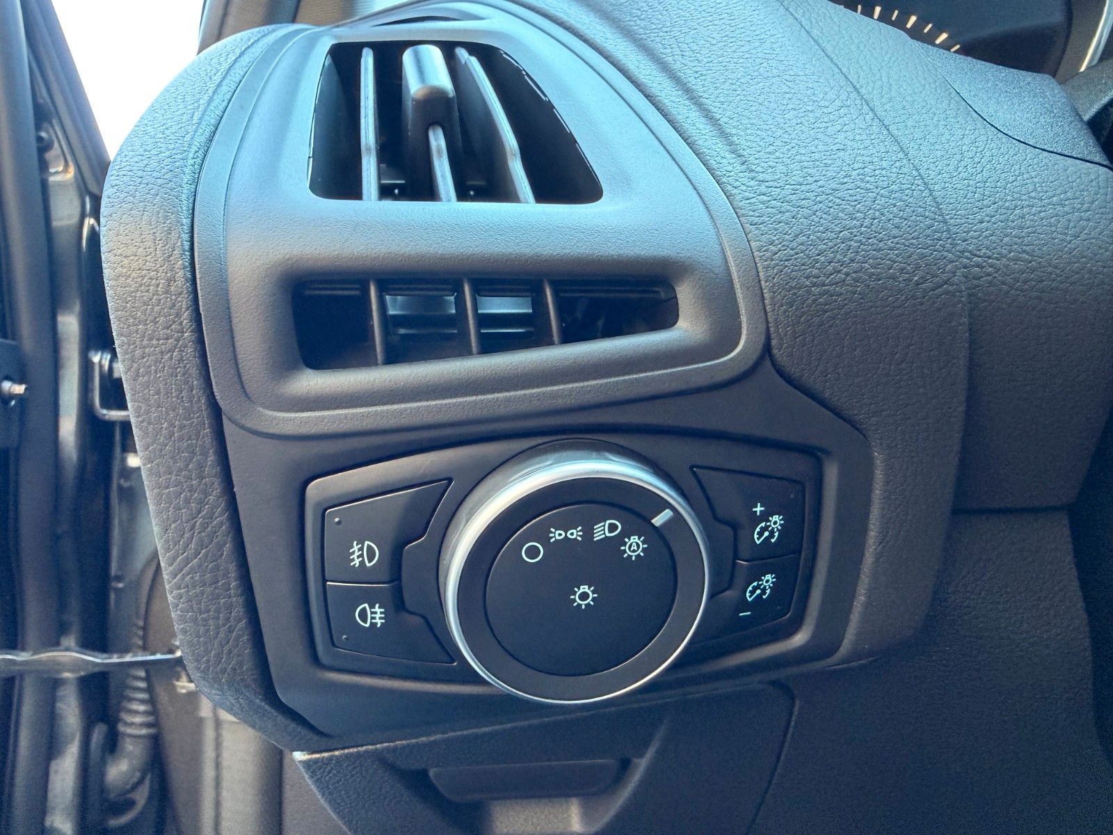 Fahrzeugabbildung Ford Focus Turnier ST+SportfahrW+BiXenon+Alcantara