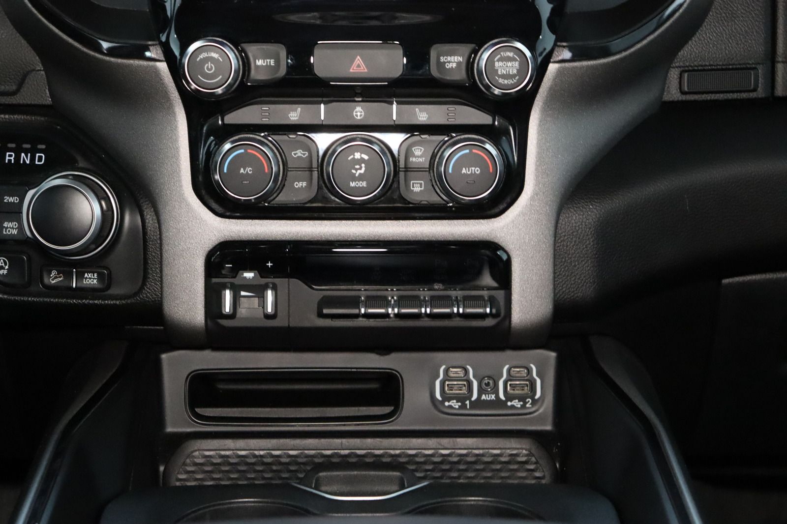 Fahrzeugabbildung Dodge Ram 1500 5.7 V8 Crew Cab Big Horn * Built to Ser